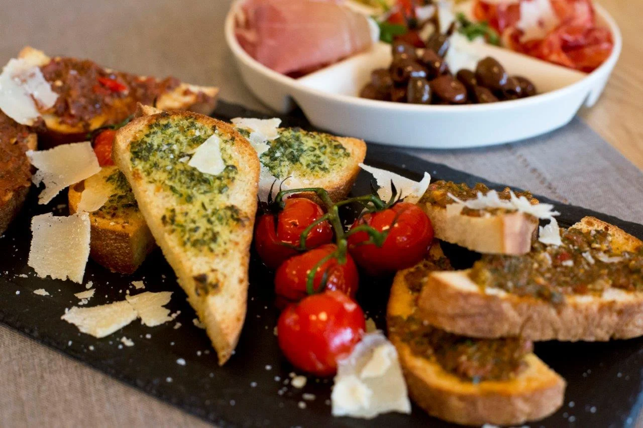 Bruschetta i antipasti na łupku