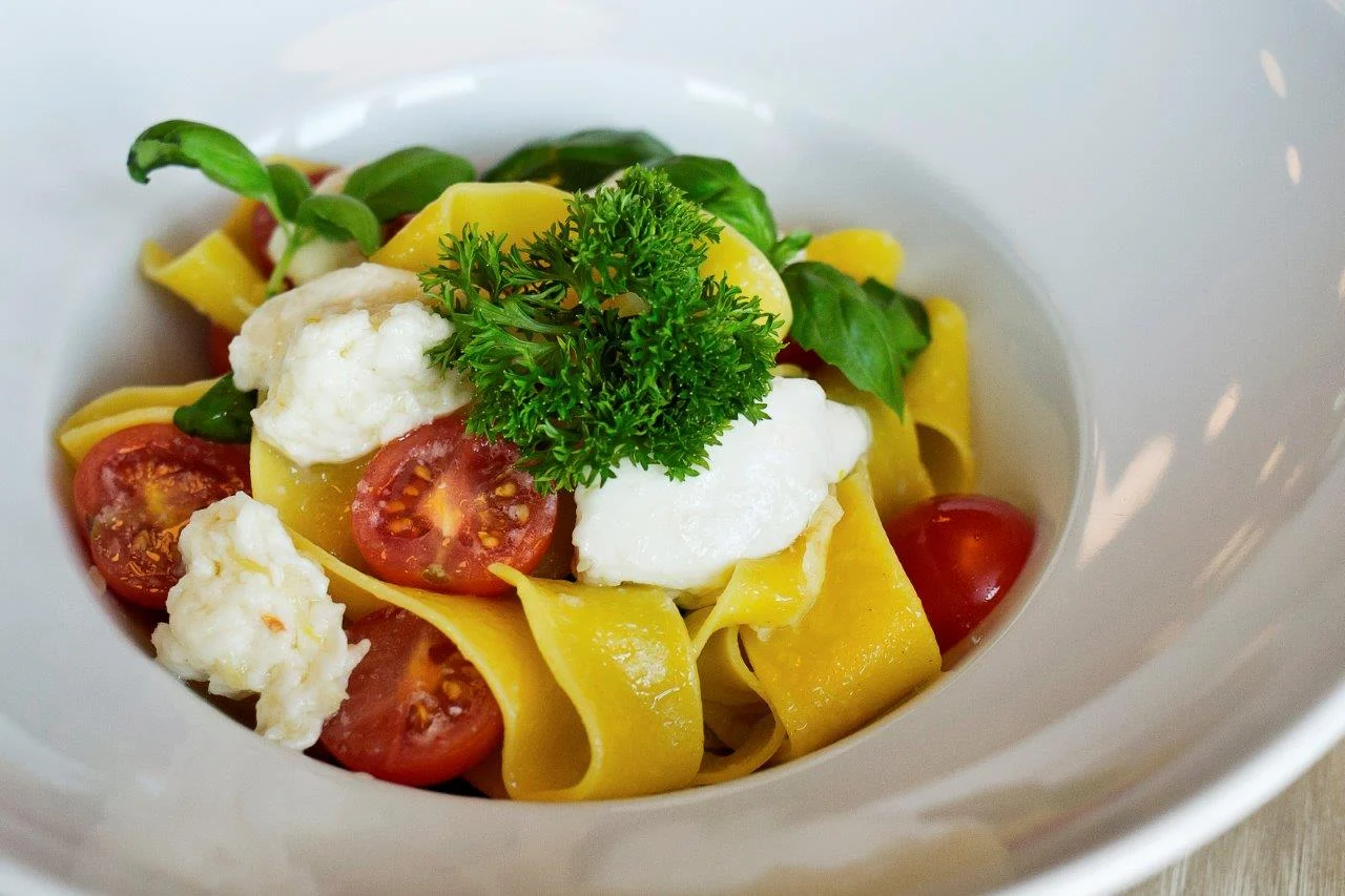 Pappardelle z burratą i pomidorkami