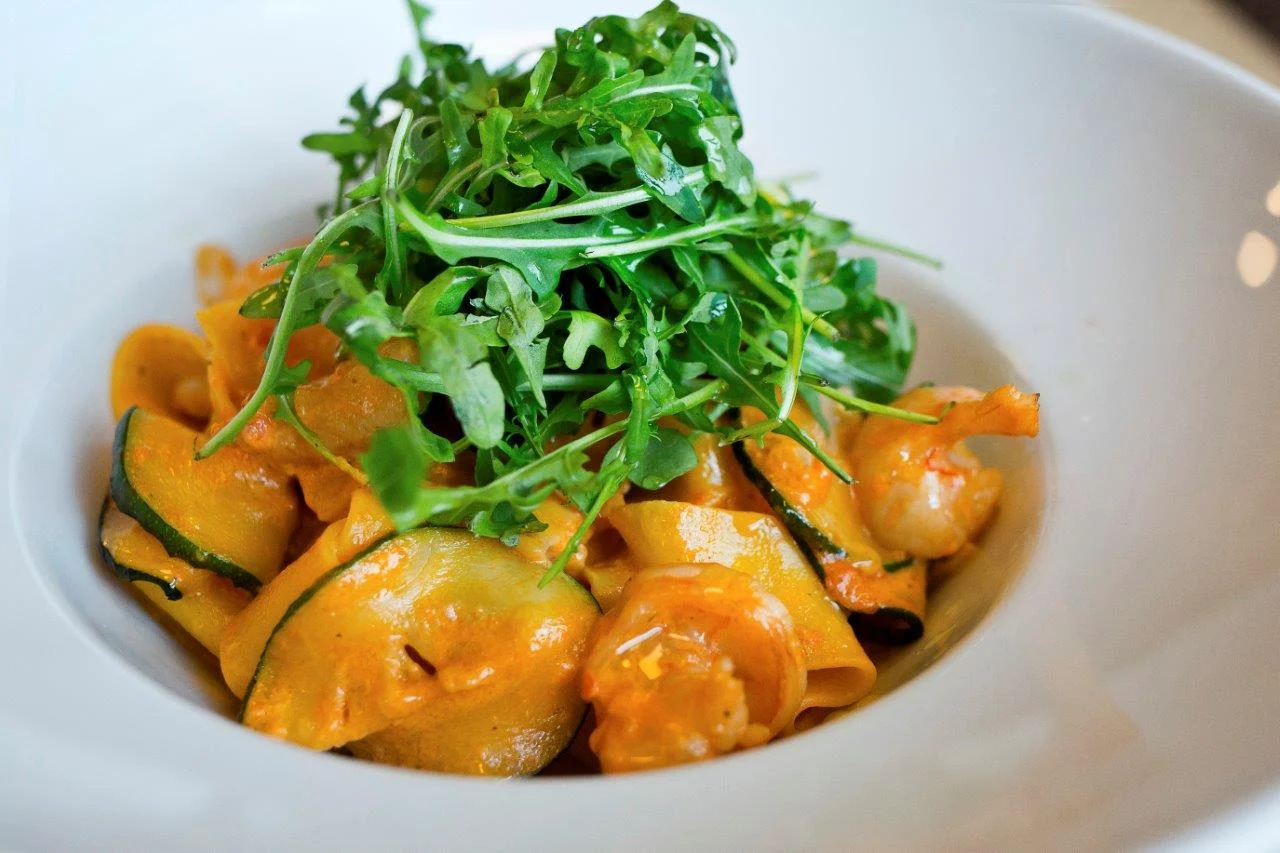 Pappardelle z krewetkami, cukinią i rukolą