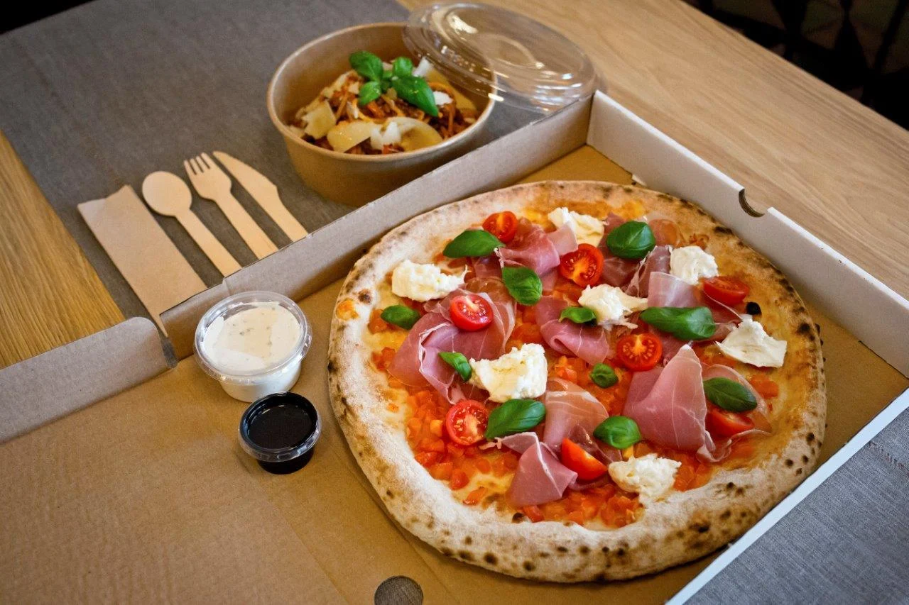 Pizza w pudełku na wynos