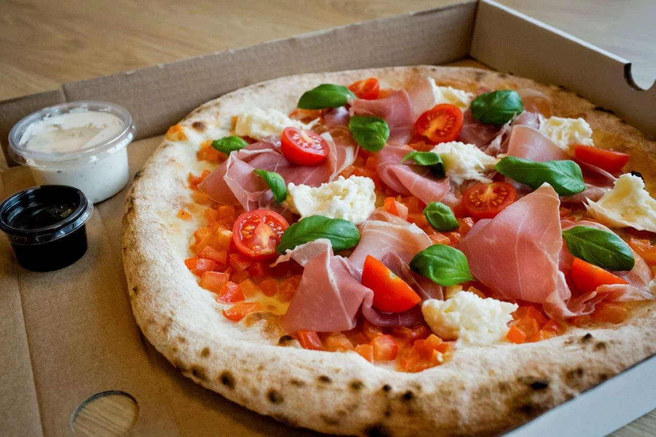 Pizza Parma z prosciutto crudo, pomidorkami i bazylią
