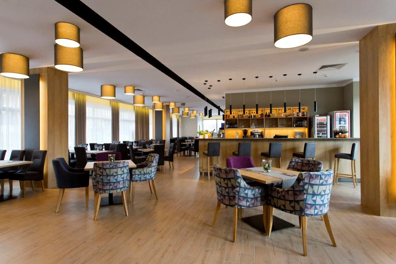 Sala restauracji z barem